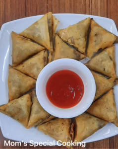 samosar on the plate with tamarind sauce